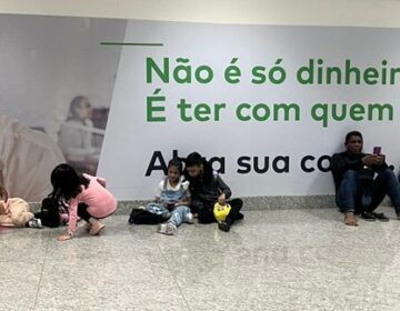 Jornalista em remissão de câncer perde viagem médica após voo cancelado; passageiros dormem no chão