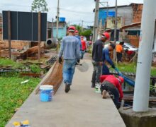 Passarelas de concreto e madeira vão beneficiar mais de 1 mil famílias, diz governo