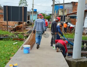 Passarelas de concreto e madeira vão beneficiar mais de 1 mil famílias, diz governo