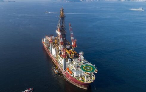 Navio da Petrobras inicia viagem em direção à costa do Amapá