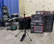 Estudantes com talento para música ganham instrumentos novos
