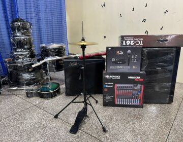 Estudantes com talento para música ganham instrumentos novos