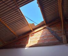 Pedreiro cai de telhado e morre