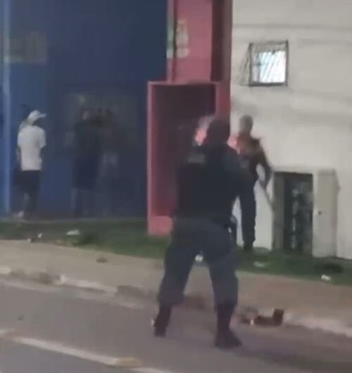 Som alto na madrugada termina em confronto entre moradores e Polícia Militar