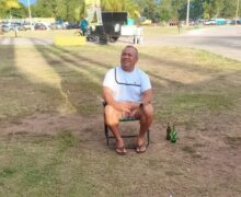 Em praça com telão, apenas um vascaíno assiste o Fluminense vencer a Inter: “vim pela minha mulher”
