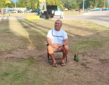 Em praça com telão, apenas um vascaíno assiste o Fluminense vencer a Inter: “vim pela minha mulher”