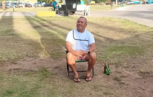 Em praça com telão, apenas um vascaíno assiste o Fluminense vencer a Inter: “vim pela minha mulher”