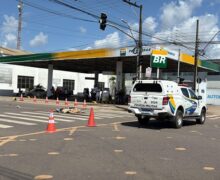 Passageira cai da moto e morre ao ser atingida por caminhão-tanque