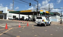 Passageira cai da moto e morre ao ser atingida por caminhão-tanque