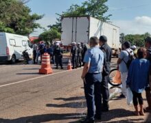Motociclista entra no ‘corredor da morte’ e cai debaixo de caminhão baú