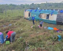 Ônibus com 31 passageiros tomba na BR-156 e deixa feridos