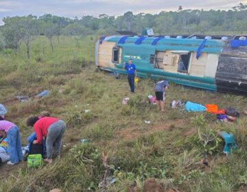 Ônibus com 31 passageiros tomba na BR-156 e deixa feridos