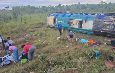 Ônibus com 31 passageiros tomba na BR-156 e deixa feridos