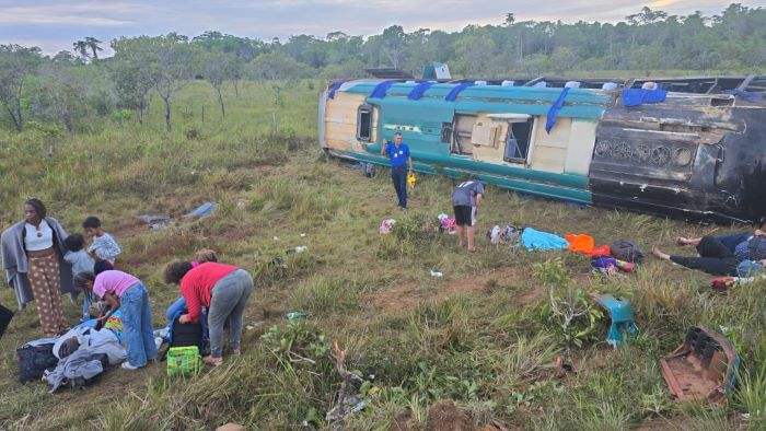 Ônibus com 31 passageiros tomba na BR-156 e deixa feridos