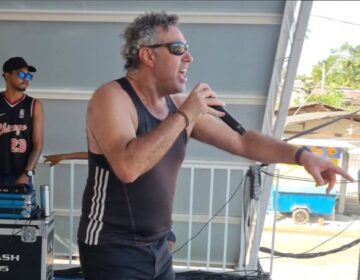 Alan Yared cumpre tradição com show acústico em homenagem à Legião Urbana