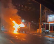 Populares incendeiam caminhonete envolvida em acidente que matou mototaxista