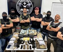 Policiais civis apreendem drogas, fuzis e R$ 350 mil