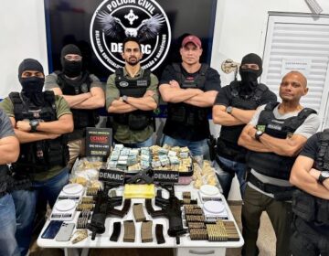 Policiais civis apreendem drogas, fuzis e R$ 350 mil