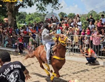 O que é a passagem do ‘Bobo Velho’, ponto alto da Festa de São Tiago