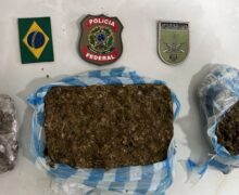 Dupla é flagrada em catraia com 1 kg de maconha