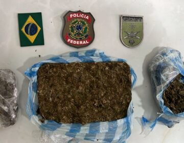Dupla é flagrada em catraia com 1 kg de maconha