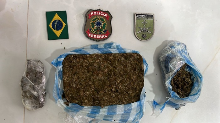 Dupla é flagrada em catraia com 1 kg de maconha