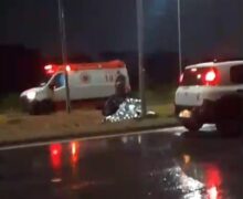 Motociclista morre após perder o controle e tombar em canteiro