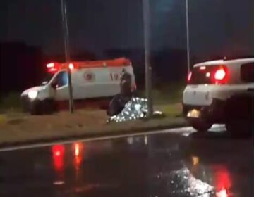 Motociclista morre após perder o controle e tombar em canteiro