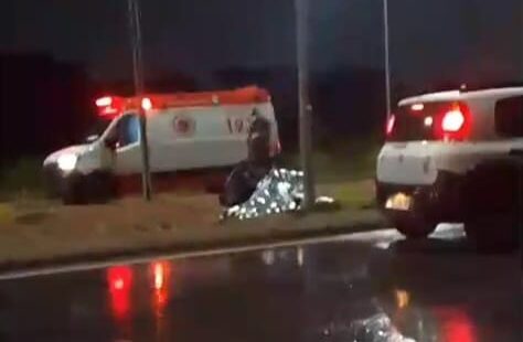 Motociclista morre após perder o controle e tombar em canteiro
