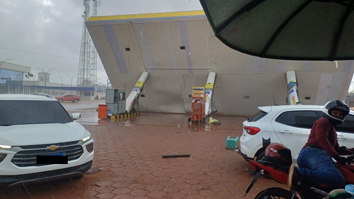 Ventania derruba telhado de posto de combustíveis