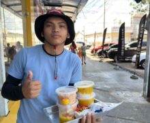 Vendendo vatapá, jovem persegue o sonho da casa própria: ‘Deus vai abençoar’