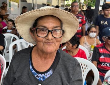 “Deus mandou pra gente”, agradece idosa ao receber ajuda do programa Amapá Sem Fome