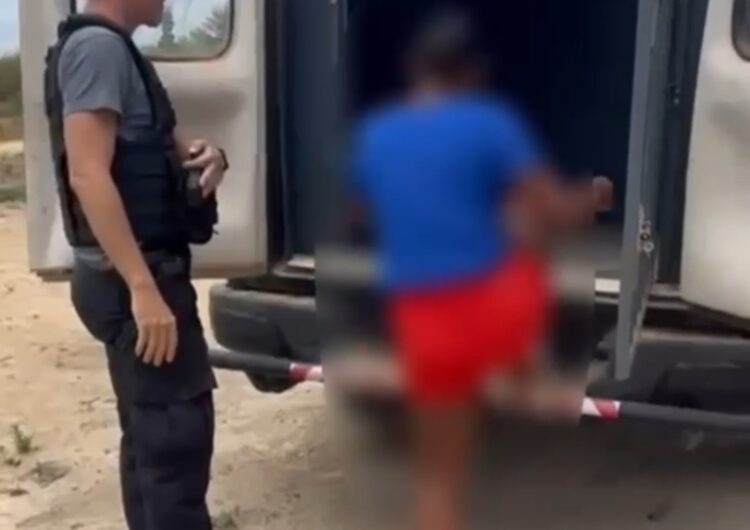 Avó denuncia e mãe é presa por maus-tratos à filha autista de 5 anos