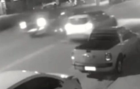 VÍDEO: motociclista não teve chance de desviar de empresário na contramão