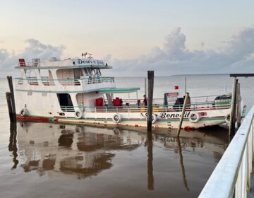 Balsa ‘posto-flutuante’ com 27 mil litros de combustível clandestino é apreendida