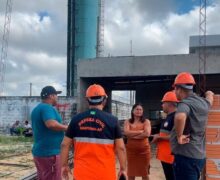 Caixa d’água em Santana preocupa vizinhos com estalos e possível risco de desabamento