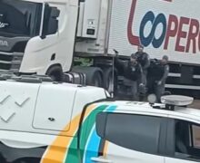 Homem faz disparos e se tranca em caminhão