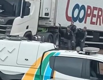 Homem faz disparos e se tranca em caminhão