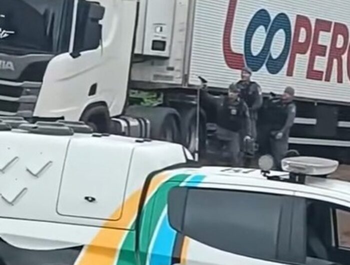 Homem faz disparos e se tranca em caminhão