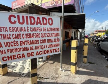 “Campeão de acidentes”: moradores instalam placa para cobrar semáforo em cruzamento