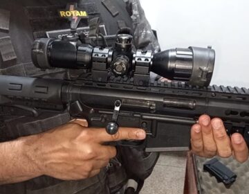 Arma com mira a laser é apreendida em embarcação