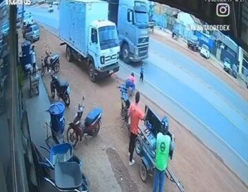 Homem evita tragédia e salva criança de ser atropelada por carreta