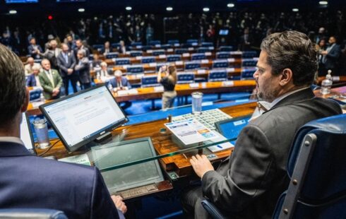 Alcolumbre pauta projeto de proteção a menores nas redes sociais