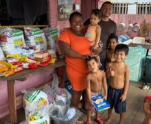 Em menos de 24h, mãe de 10 filhos recebe alimentos e ajuda para reconstruir a casa