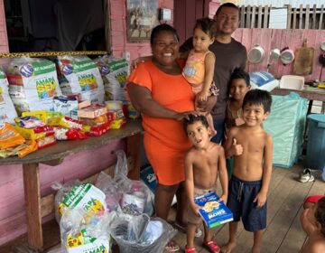 Em menos de 24h, mãe de 10 filhos recebe alimentos e ajuda para reconstruir a casa