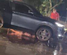 Moradora de rua é arrastada por carro após deitar em via pública