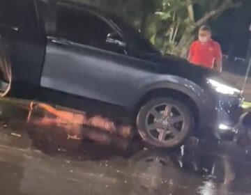 Moradora de rua é arrastada por carro após deitar em via pública