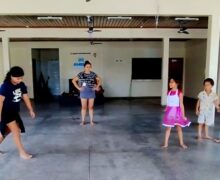 Espetáculo “O Espelho” transforma sede de associação de moradores em palco de teatro