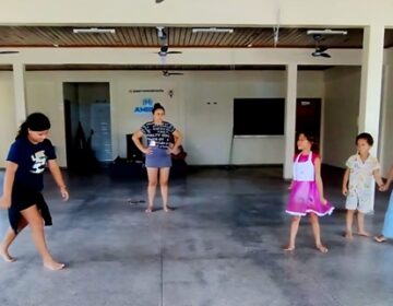 Espetáculo “O Espelho” transforma sede de associação de moradores em palco de teatro