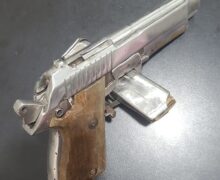 Aluno briga com colega, volta à escola com pistola e é apreendido pela PM
